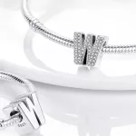 Ezüst charm, betű, W