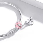 Ezüst charm rózsaszín virággal