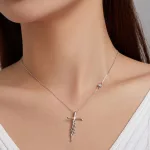 Ezüst nyaklánc kereszttel, faith felirattal