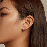 Ezüst karikafülbevaló, fehér-rózsaszín