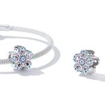 Ezüst charm, virág lepkékkel