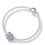 Ezüst charm, virág lepkékkel