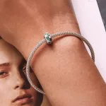 Ezüst charm, virágos
