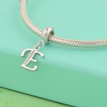 Ezüst charm, E betű