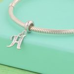 Ezüst charm, H betű