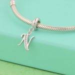 Ezüst charm, N betű