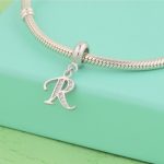 Ezüst charm, R betű