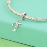 Ezüst charm, T betű