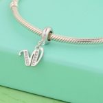 Ezüst charm, W betű