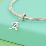 Ezüst charm, A betű
