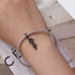 Ezüst charm, vörös rózsa