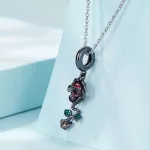 Ezüst charm, vörös rózsa
