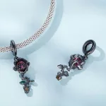 Ezüst charm, vörös rózsa