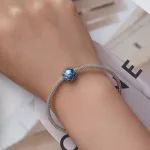 Ezüst charm, kék gyöngy