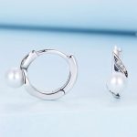 Ezüst fülbevaló fehér gyöngyökkel