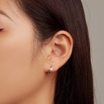 Ezüst fülbevaló fehér gyöngyökkel