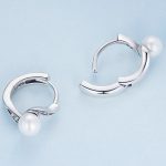 Ezüst fülbevaló fehér gyöngyökkel