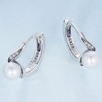 Ezüst fülbevaló fehér gyöngyökkel