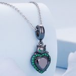 Ezüst charm, fekete macska