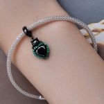 Ezüst charm, fekete macska