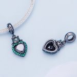 Ezüst charm, fekete macska