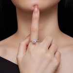 Ezüst gyűrű moissanit kristállyal, 6