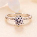 Ezüst gyűrű moissanit kristállyal, 6