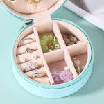 Ékszerdoboz charmoknak, gyűrűknek, karkötőknek, láncoknak, hordozható, kör alakú, kék