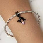 Ezüst charm, fekete macska