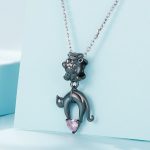 Ezüst charm, fekete macska