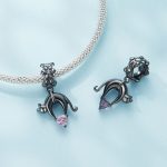 Ezüst charm, fekete macska