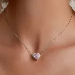 Ezüst charm, rózsaszín szív