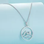 Ezüst nyaklánc, hegy medállal