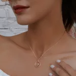 Ezüst nyaklánc, hegy medállal