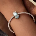 Ezüst charm, autó