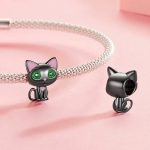 Ezüst charm, fekete macska