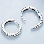 Ezüst fülbevaló, kígyómintával