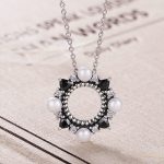 Ezüst nyaklánc, igazgyöngyös medállal