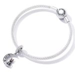 Ezüst charm, macska Holddal