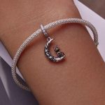 Ezüst charm, macska Holddal