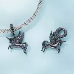 Ezüst charm,  fekete unikornis