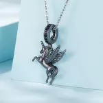 Ezüst charm,  fekete unikornis