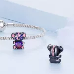 Ezüst charm,  maci szívvel, fekete-rózsaszín