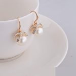 Aranyozott fülbevaló gyönggyel, arany színben 