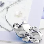 Macska medálos nyaklánc, Swarovski köves