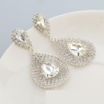 Ezüstözött fülbevaló, lógó, hegyikristállyal, ezüst színben 