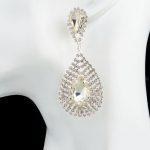 Ezüstözött fülbevaló, lógó, hegyikristállyal, ezüst színben 