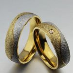 Női karikagyűrű absztrakt díszítéssel, nemesacél, arany, 8