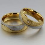 Női karikagyűrű absztrakt díszítéssel, nemesacél, arany, 8