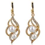 Fehér gyöngyös függő fülbevaló, aranyszínű 